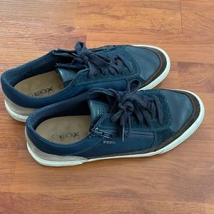 Navy blue men’s sneakers